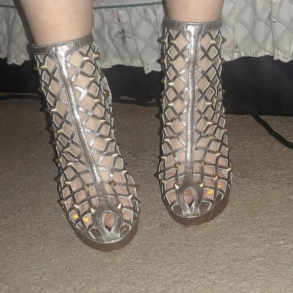 STUNNING size 39.5/US 9 Alexander McQueen Gold Studded heels (store display) - Picture 2 of 16